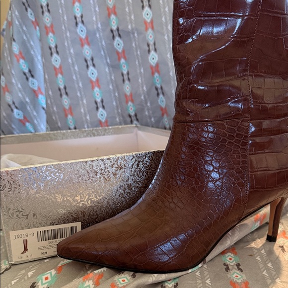 Elegant Crocodile Pattern Heeled Boots - Picture 2 of 2